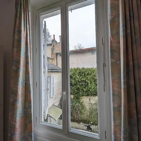 Maison Et D'anatole France Proche Centre-ville, Universite - Chu, Patinoire Et Futuroscope 아파트 *